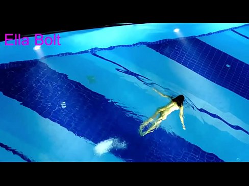 ❤️ Non podo deixar de mirar, unha moza loira que é sorprendida nadando espida na piscina do resort ELLA BOLT Vídeo porno na pornografía gl.sexygirlspics.ru ﹏