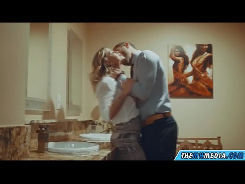 ❤️ Cando unha loura tetona seduce nun baño público Vídeo porno na pornografía gl.sexygirlspics.ru ﹏